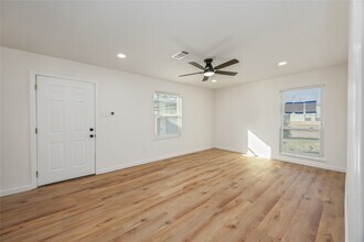 5942 Ridgeway Dr in Houston, TX - Building Photo - Building Photo