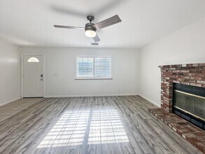 1240 W Mariposa Ave in Ridgecrest, CA - Building Photo - Building Photo