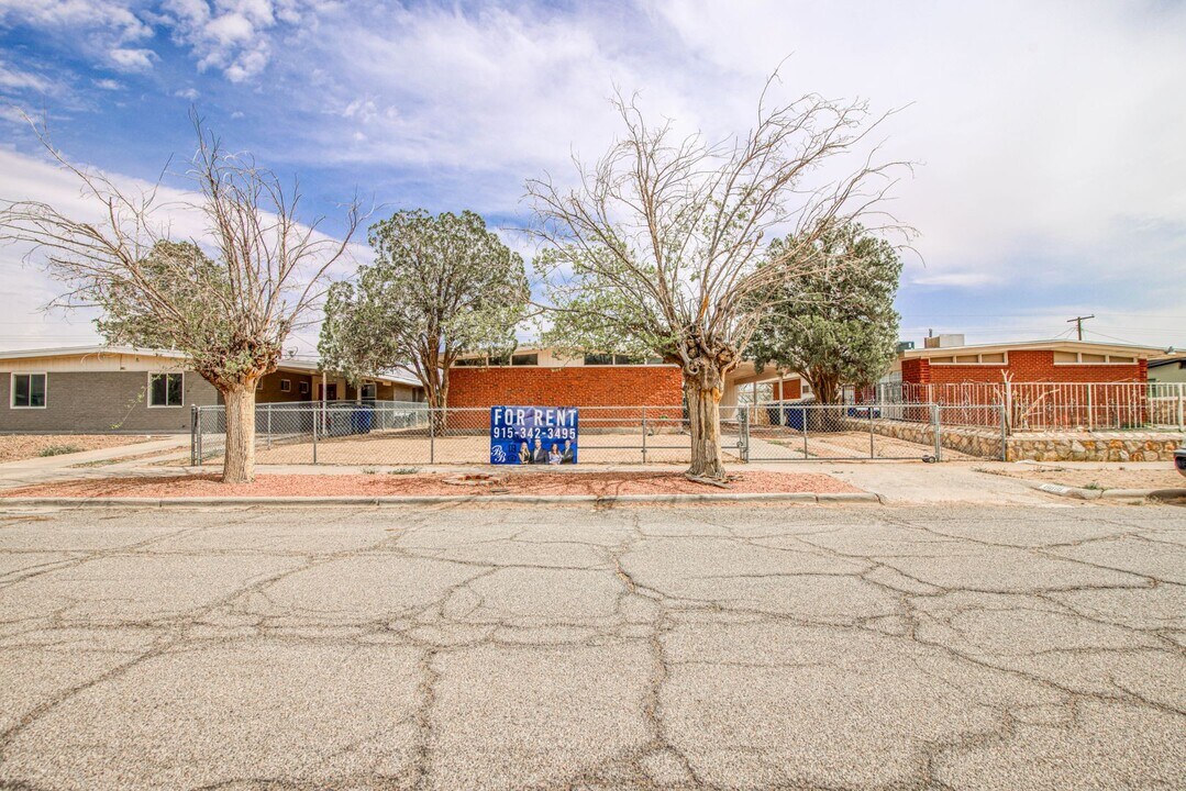8818 Mt Elbert Dr in El Paso, TX - Building Photo