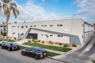 La Pat Courtyard Apartments in Westminster, CA - Foto de edificio - Building Photo