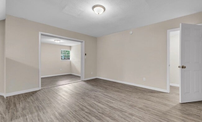 4546 Lane Ave S in Jacksonville, FL - Foto de edificio - Building Photo