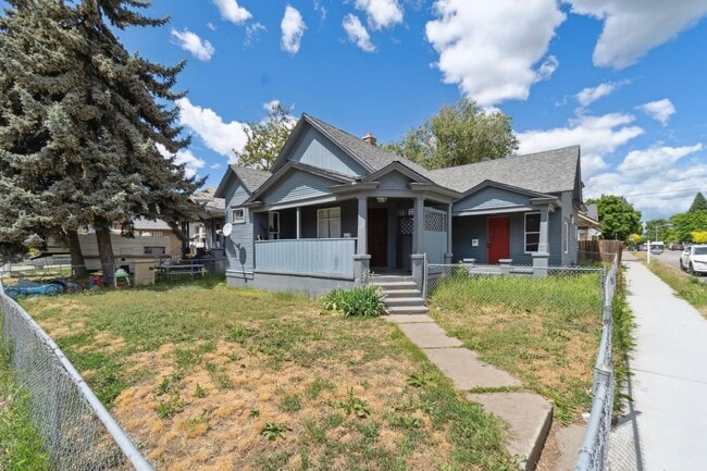 property at 2704-2704 W Boone Ave