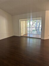 906 Coral Club Dr in Coral Springs, FL - Foto de edificio - Building Photo