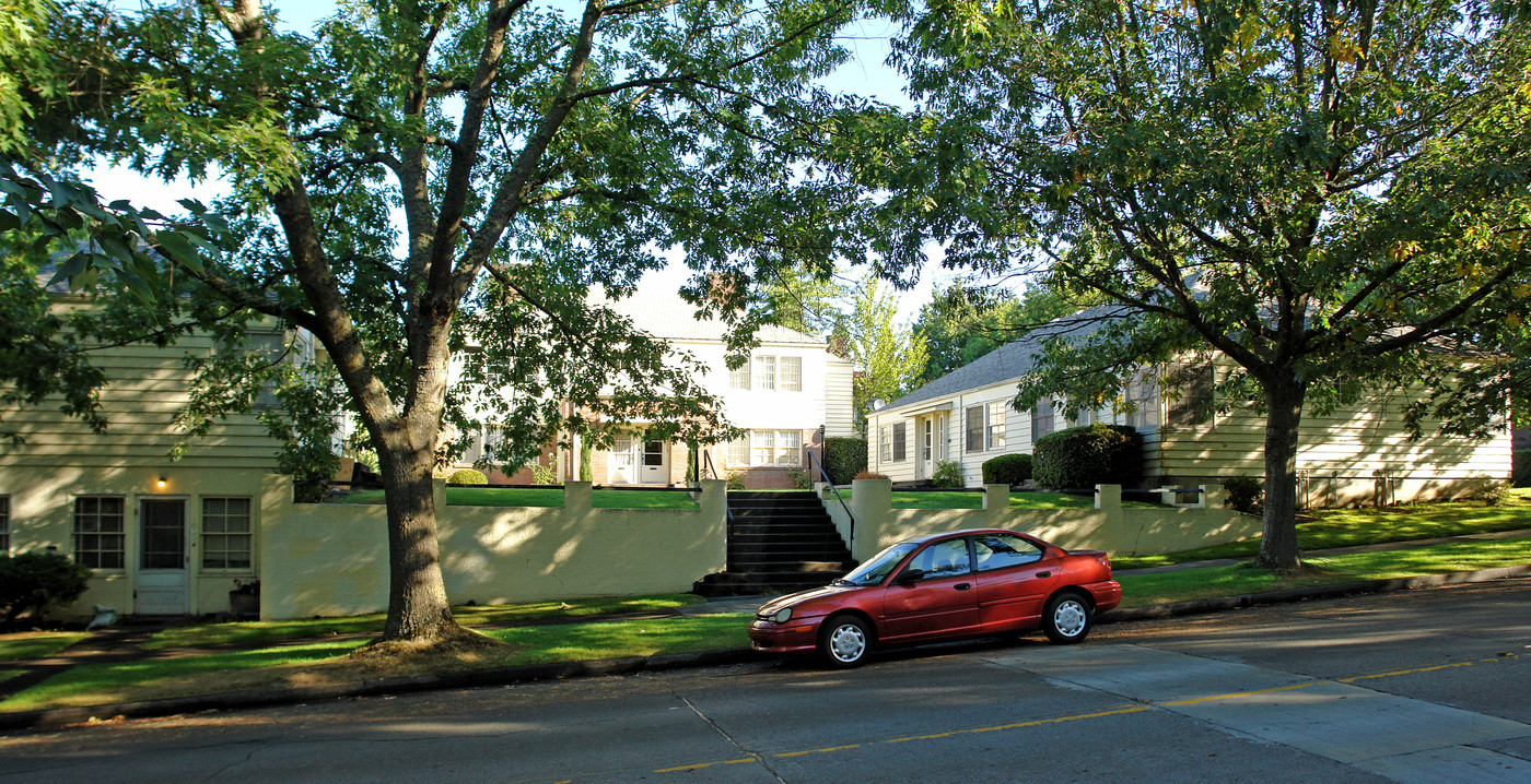 1067-1087 E 19th Ave in Eugene, OR - Building Photo