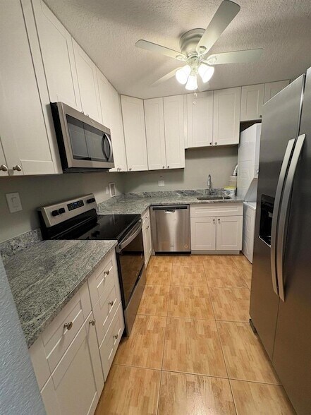 102 Stratford N, Unit A in West Palm Beach, FL - Foto de edificio