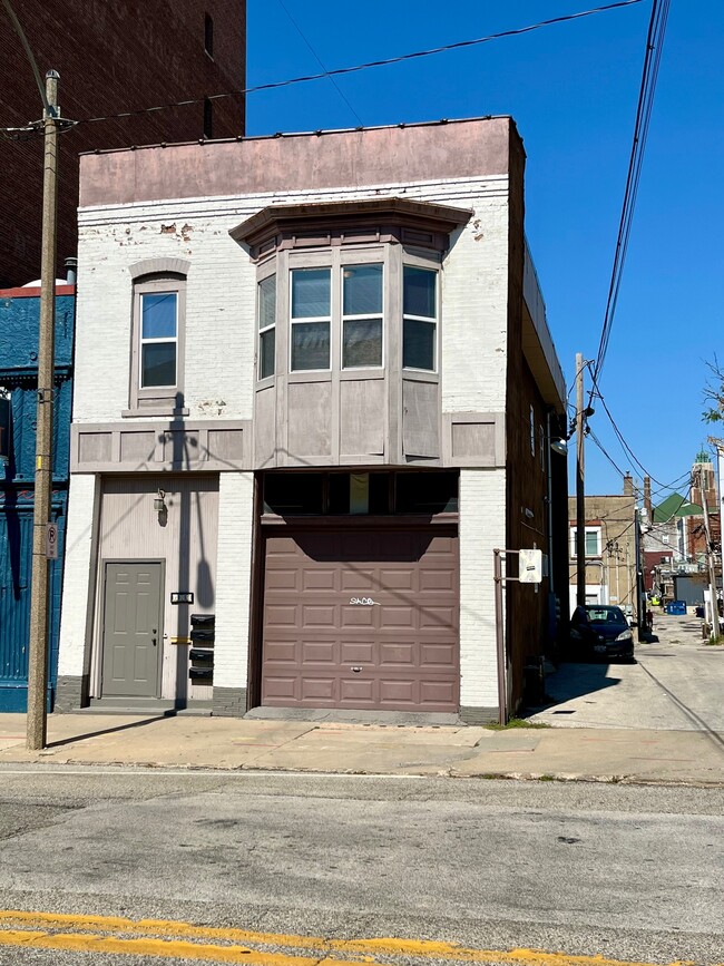 105 W Market St, Unit 2 in Bloomington, IL - Building Photo - Building Photo