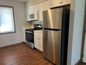 9613 Dennis Dr in Urbandale, IA - Building Photo - Building Photo