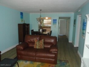 2121 Collier Ave in Ft. Myers, FL - Building Photo - Building Photo