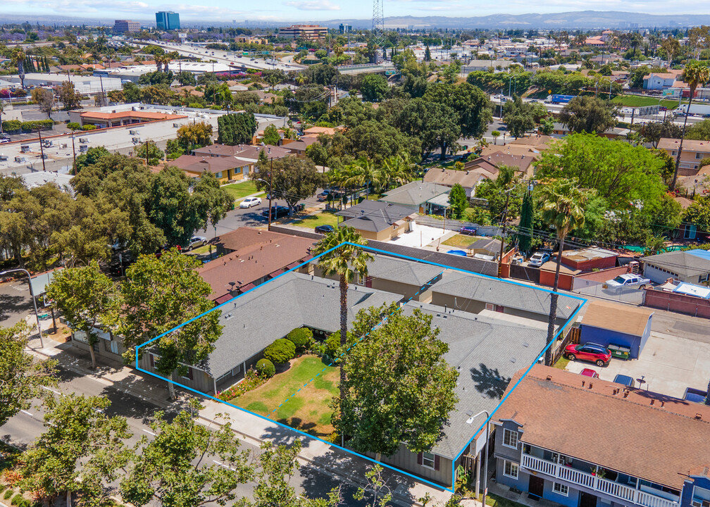 810-818 E 17th St in Santa Ana, CA - Building Photo