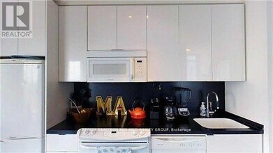 15 Iceboat Terr in Toronto, ON - Building Photo - Building Photo