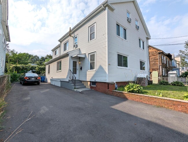 322 Lowell St, Unit 1 in Somerville, MA - Building Photo - Building Photo