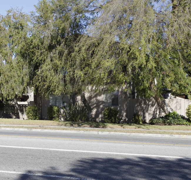 19429 Victory Blvd in Reseda, CA - Building Photo - Building Photo