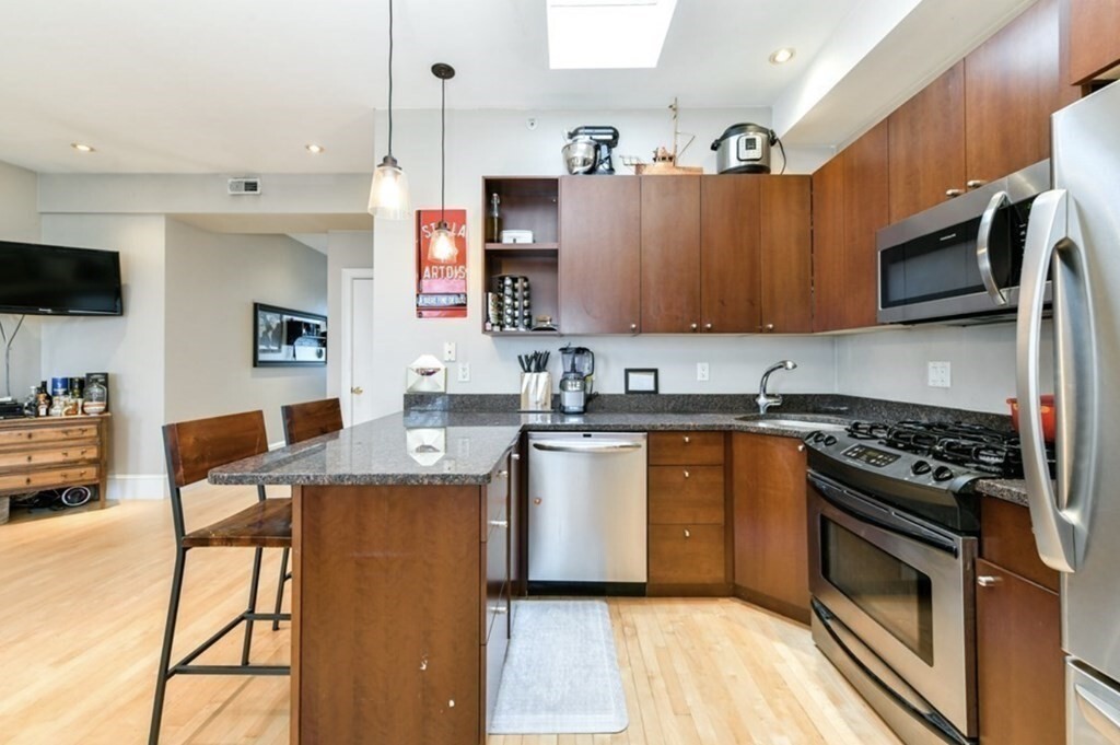 137-139-139 D St in Boston, MA - Building Photo