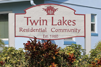 Twin Lakes in West Palm Beach, FL - Building Photo - Building Photo