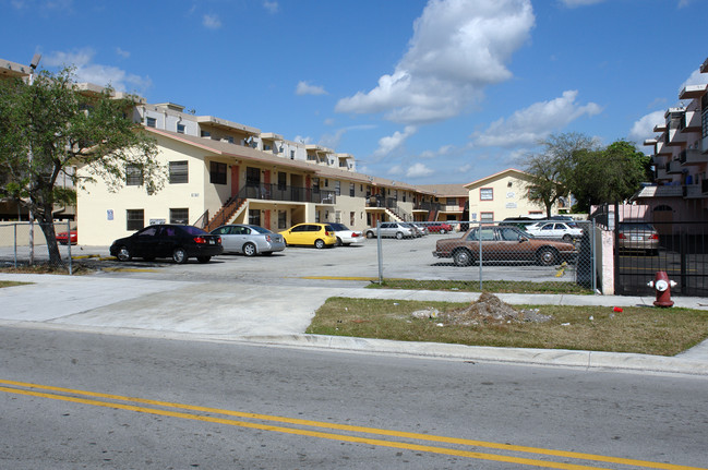 1075 W 77th St in Hialeah, FL - Building Photo - Building Photo