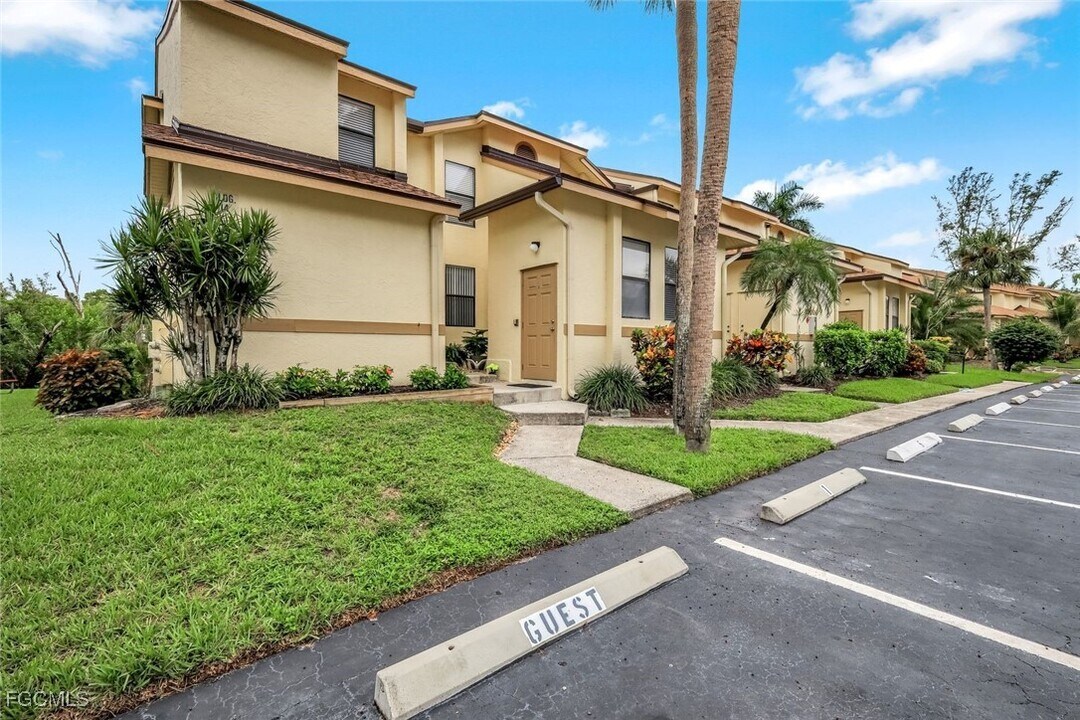 15206 Parkside Dr in Ft. Myers, FL - Building Photo