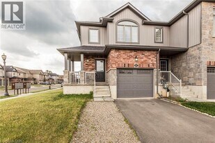 26 Meadowridge St in Kitchener, ON - Building Photo