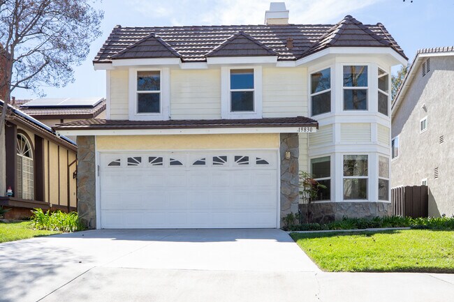 19830 Terri Dr in Santa Clarita, CA - Foto de edificio - Building Photo