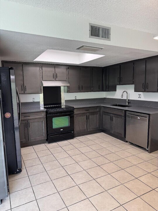 8130 N 33rd Dr in Phoenix, AZ - Building Photo