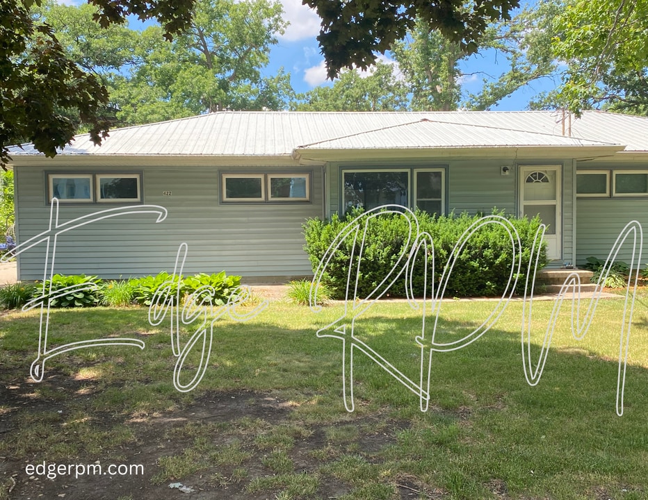 422 S Hackett Rd in Waterloo, IA - Building Photo