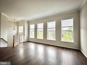 13052 Greg Roy Ln in Herndon, VA - Building Photo - Building Photo