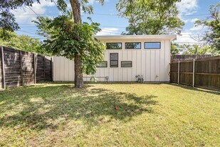 1030 Mt Auburn Ave in Dallas, TX - Building Photo