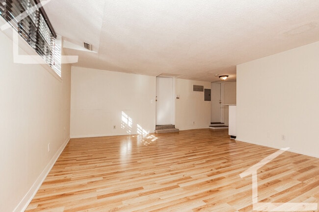 211 Lake Shore Rd, Unit 2 in Boston, MA - Foto de edificio - Building Photo