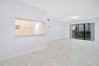 9610 Green Cypress Ln, Unit 15 in Ft. Myers, FL - Foto de edificio - Building Photo