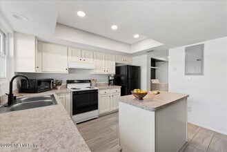 8140 Sutton Pl N in Jacksonville, FL - Building Photo - Building Photo