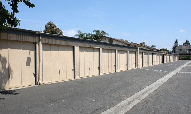 Huntington Beach Apartments in Huntington Beach, CA - Foto de edificio - Building Photo