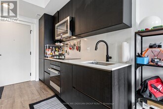 327 King St W in Toronto, ON - Building Photo - Building Photo