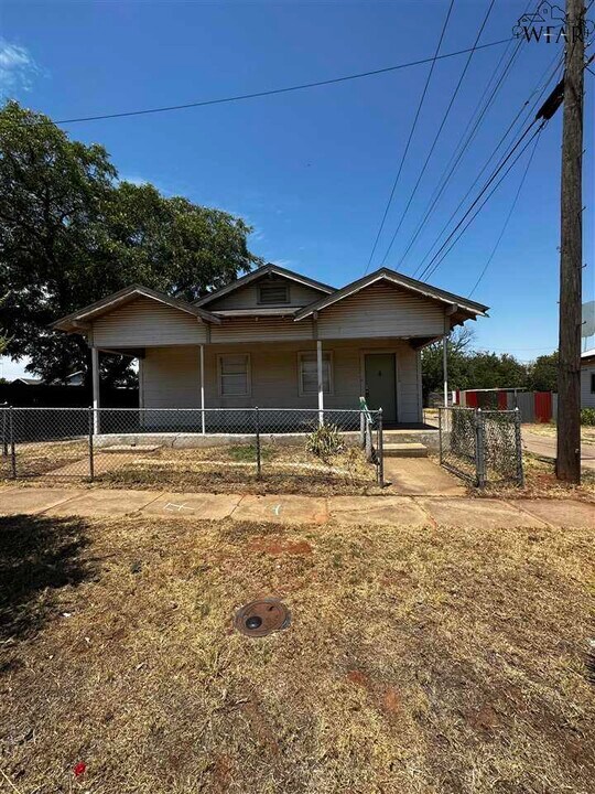 1106 13th St in Wichita Falls, TX - Building Photo