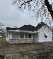 136 N 3rd St in Clinton, IN - Building Photo