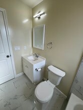 921 52nd St NE, Unit 102 and 301 in Washington, DC - Foto de edificio - Building Photo
