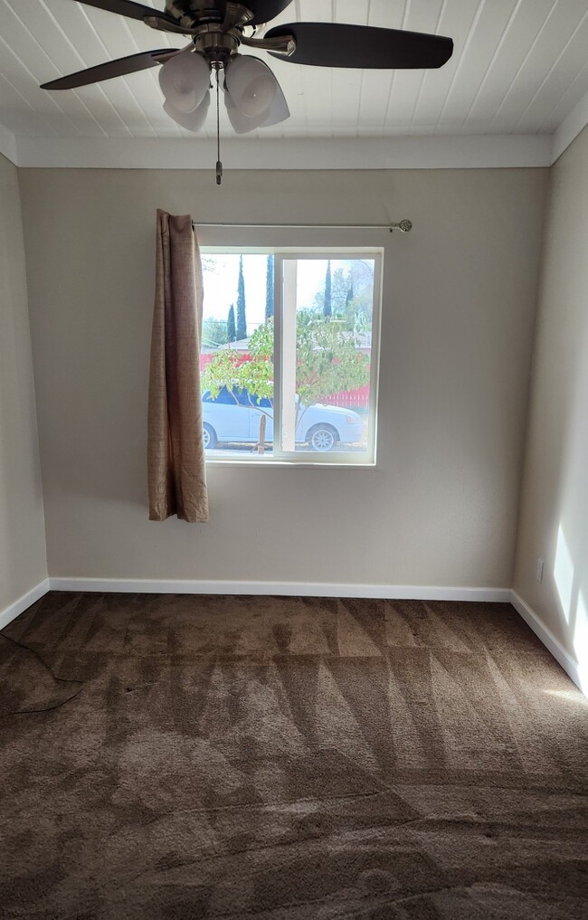 533 E Avenue Q12, Unit B in Palmdale, CA - Building Photo - Building Photo