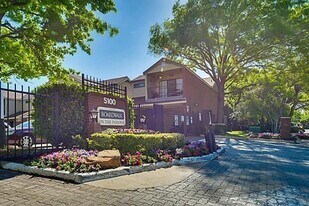 5100 Verde Valley Ln in Dallas, TX - Building Photo