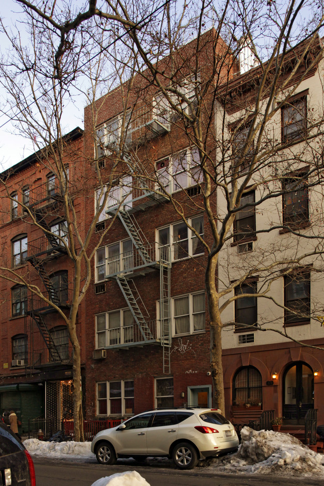 323 E 9th St in New York, NY - Foto de edificio - Building Photo