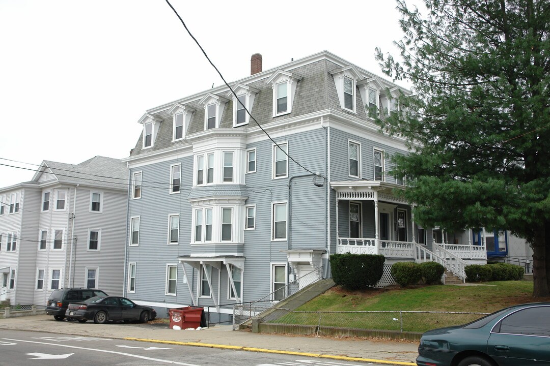 Jenckes Manor in Central Falls, RI - Foto de edificio