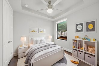 2401 Crawford St in Houston, TX - Building Photo - Building Photo