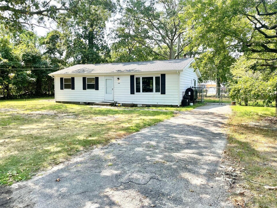 134 Longfellow Dr in Mastic Beach, NY - Building Photo