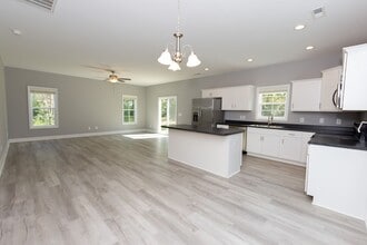 608 Feather Ct in Richlands, NC - Building Photo - Building Photo