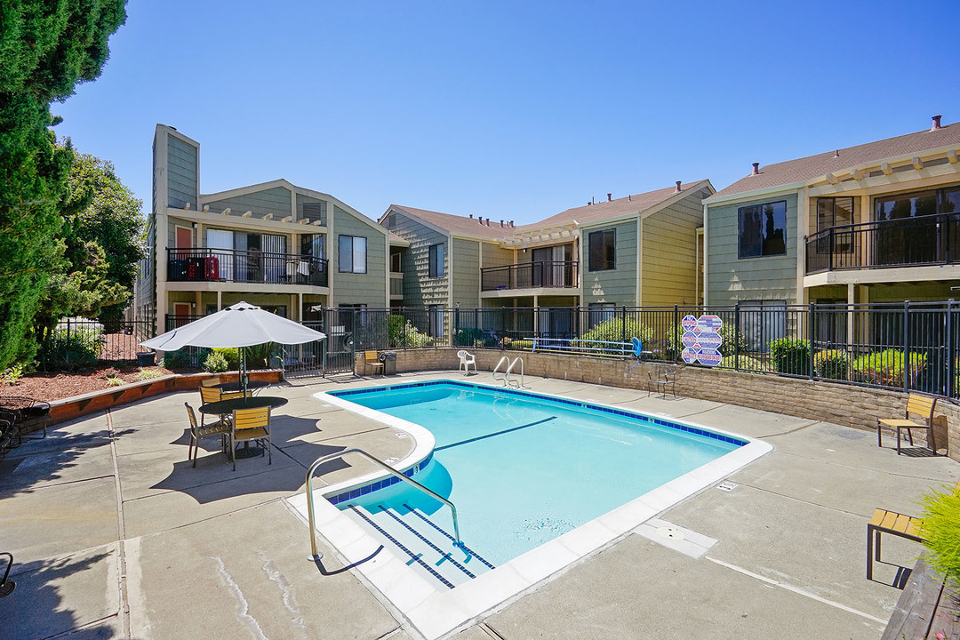 Berry Tree Apartments in Hayward, CA - Foto de edificio