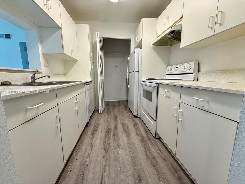 3988 NW 87th Ave in Sunrise, FL - Building Photo