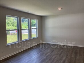 73 Lillian Ln in Hendersonville, NC - Building Photo - Building Photo