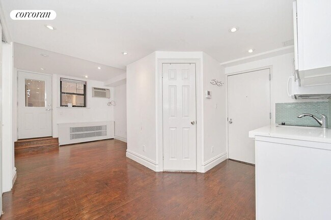 102 Greenwich Ave in New York, NY - Building Photo - Building Photo