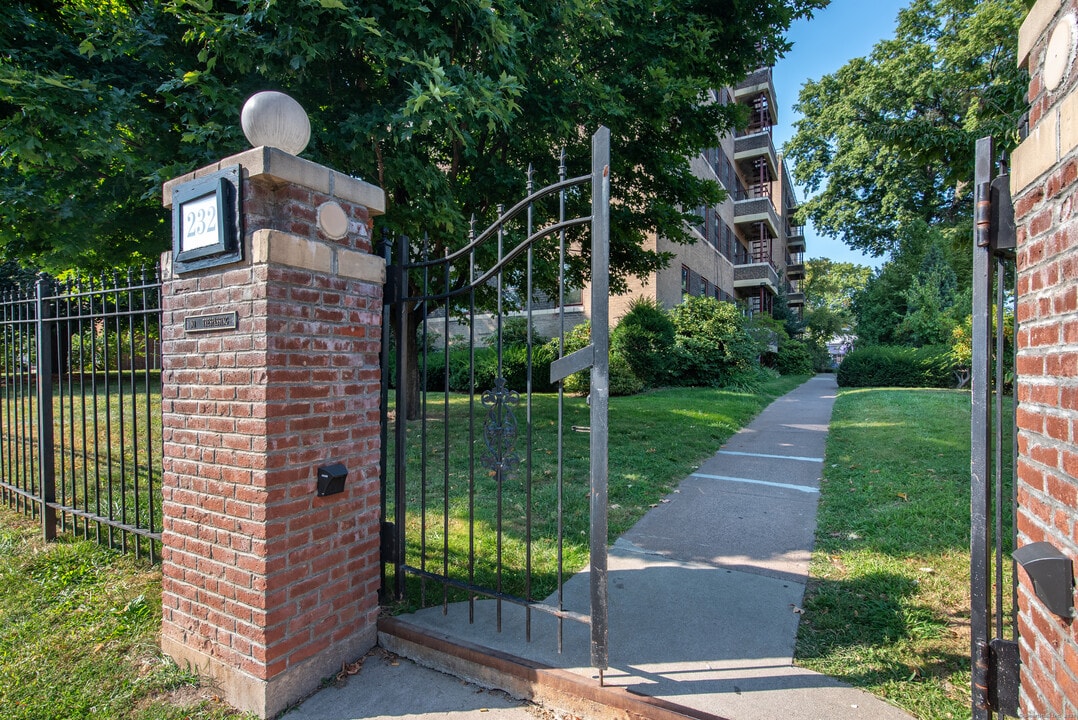 232 Farmington Ave in Hartford, CT - Building Photo