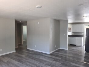 2426 White Ave, Unit B in Klamath Falls, OR - Foto de edificio - Building Photo