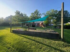 14060 Agusta Dr in Chesterfield, MO - Foto de edificio - Building Photo