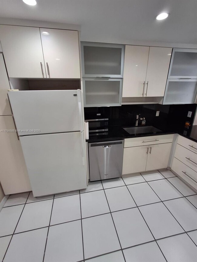 1351 NE Miami Gardens Dr in North Miami Beach, FL - Building Photo - Building Photo