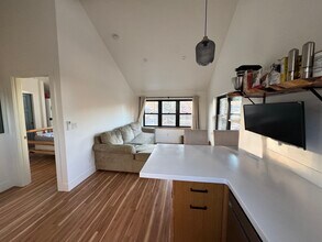 124 NW Columbia St, Unit #2 in Bend, OR - Foto de edificio - Building Photo